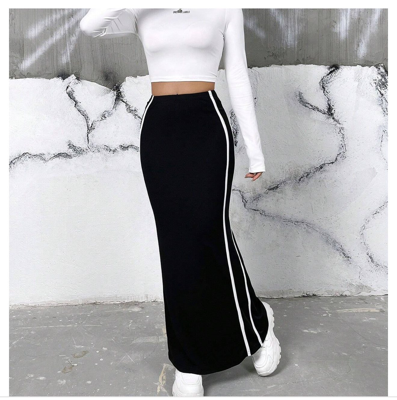 Jupe courte élégante pour femme, design contrasté et élégant.