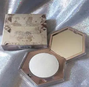 Fenty Beauty Gloss à lèvres soyeux et riche Miel Gloss à lèvres rouge Stardust Poudre compacte pour le contouring Stick illuminateur Diamond Highlighter