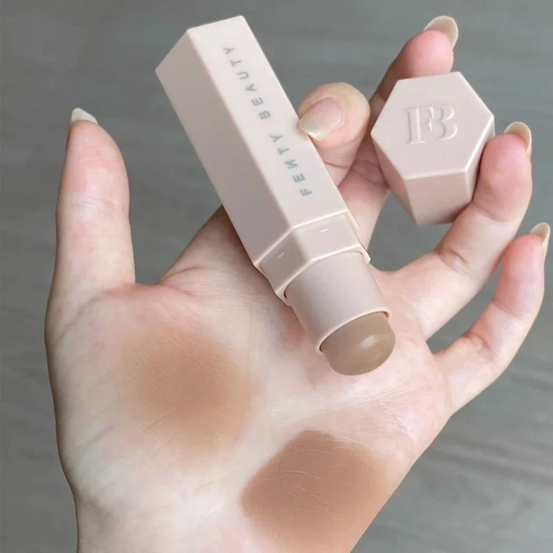 Fenty Beauty Gloss à lèvres soyeux et riche Miel Gloss à lèvres rouge Stardust Poudre compacte pour le contouring Stick illuminateur Diamond Highlighter