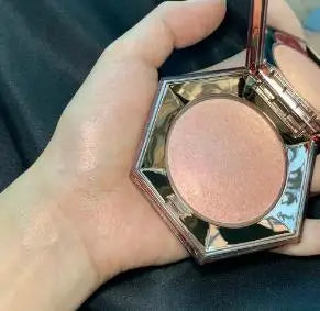 Fenty Beauty Gloss à lèvres soyeux et riche Miel Gloss à lèvres rouge Stardust Poudre compacte pour le contouring Stick illuminateur Diamond Highlighter