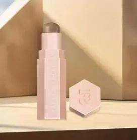 Fenty Beauty Gloss à lèvres soyeux et riche Miel Gloss à lèvres rouge Stardust Poudre compacte pour le contouring Stick illuminateur Diamond Highlighter