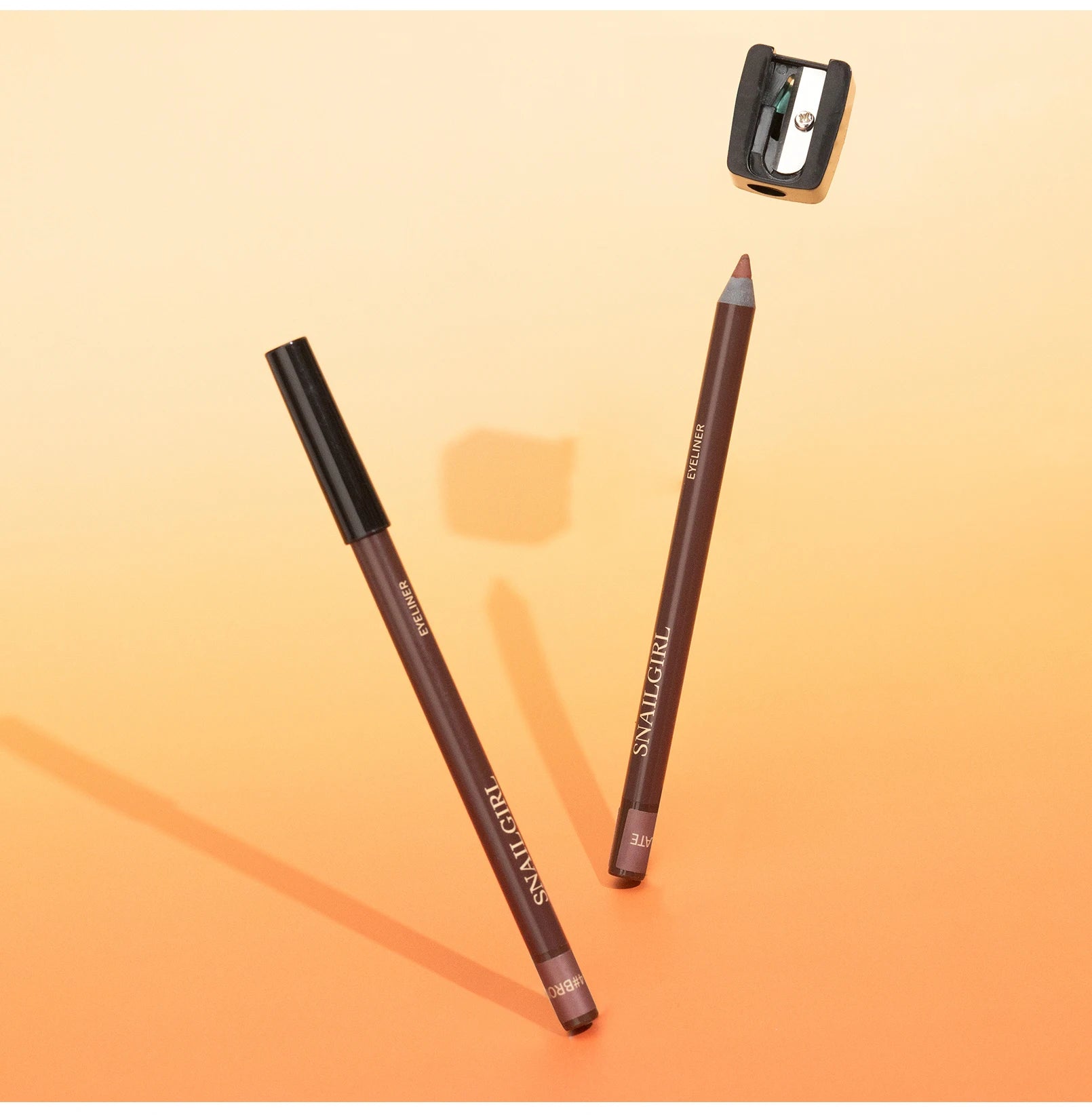 Crayon eyeliner, résistant à l'eau et à la transpiration, longue tenue et sans bavure, avec recharge dure.