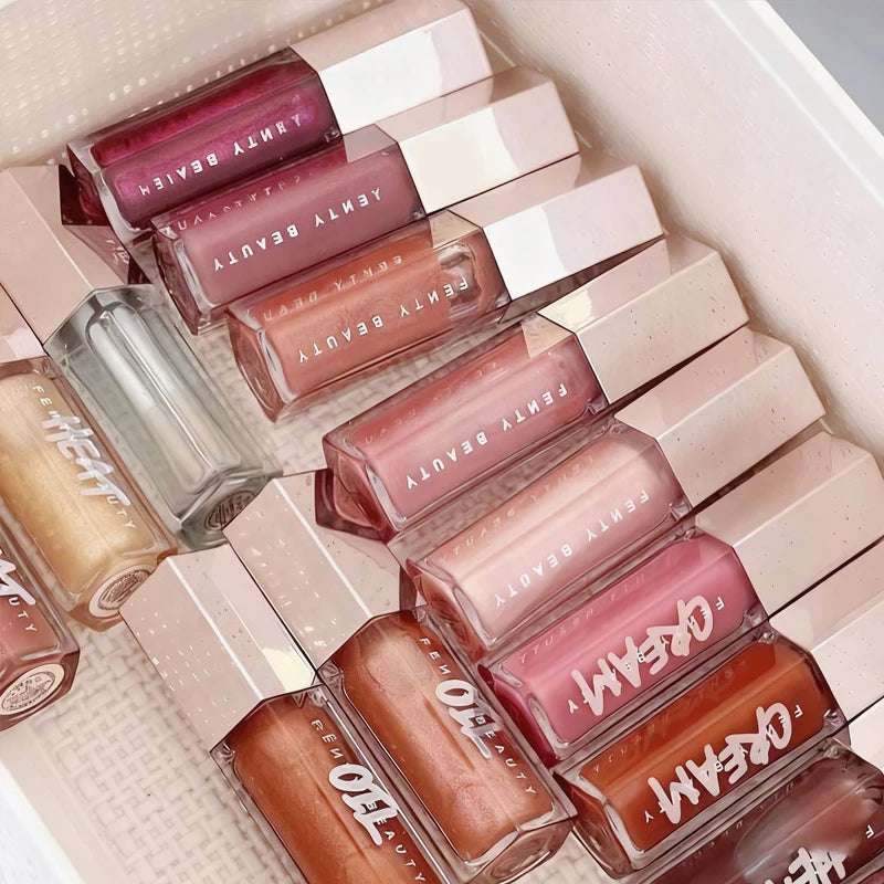 Fenty Beauty Gloss à lèvres soyeux et riche Miel Gloss à lèvres rouge Stardust Poudre compacte pour le contouring Stick illuminateur Diamond Highlighter