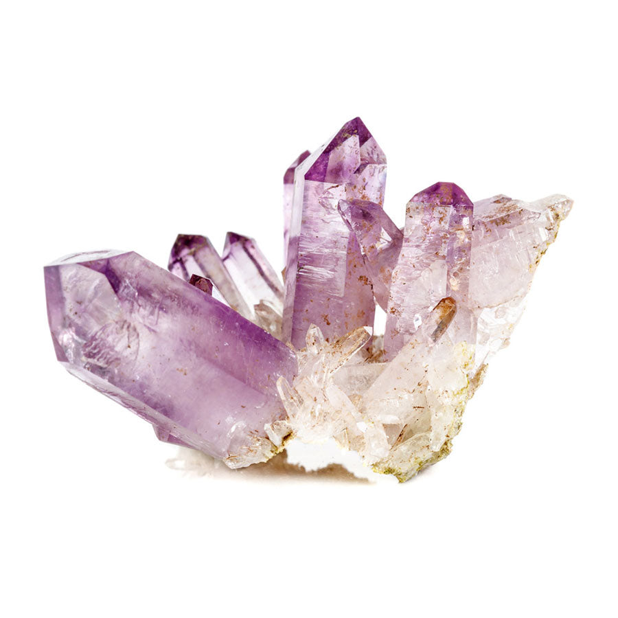 Pierre d'améthyste sur fond blanc