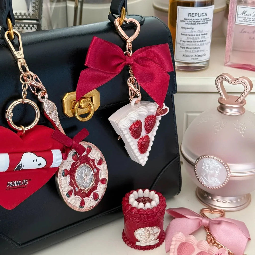 Baume parfumé solide Flower Knows Fraise Cupidon 3g Vegan Longue Durée, Pendentif, Format Voyage, Cadeau Mignon pour Femme 